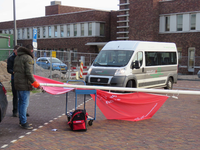 840666 Afbeelding van het opzetten van de tentoonstellingsvlag '175 jaar zorg van harte', op het voorterrein van het ...